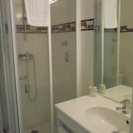 Hotel Les Tilleuls De Pareloup A Salles-Curan Room photo